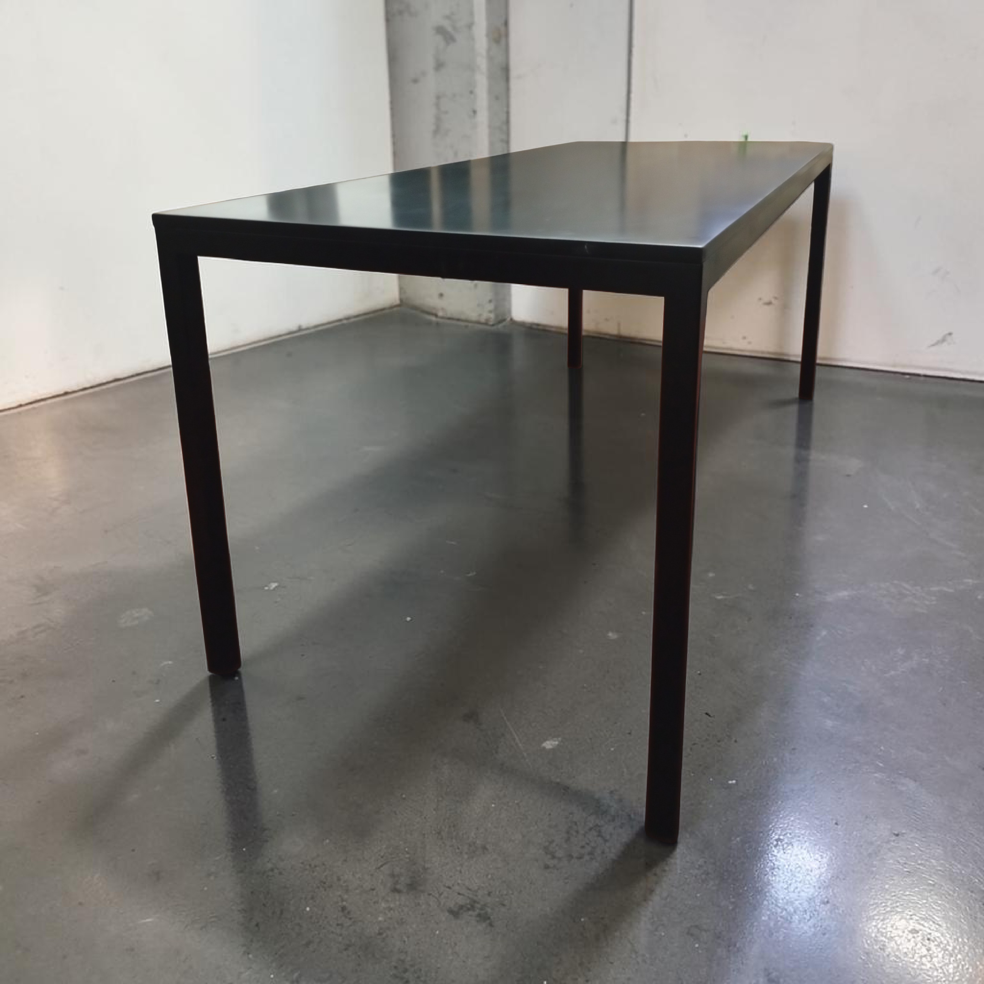 Mesa de metal fabricada por Maranello