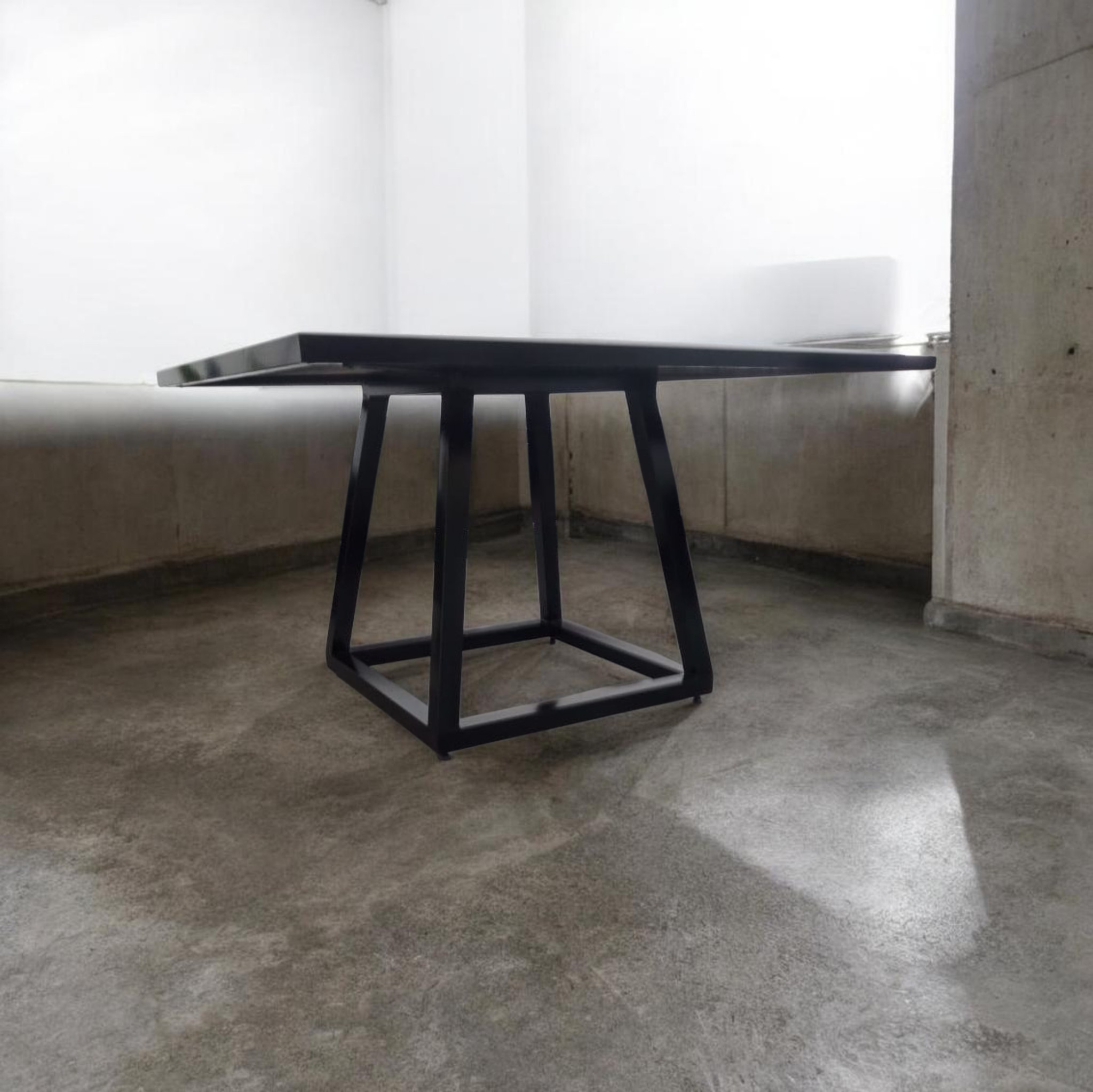 Mesa Pirámide Invertida detalle