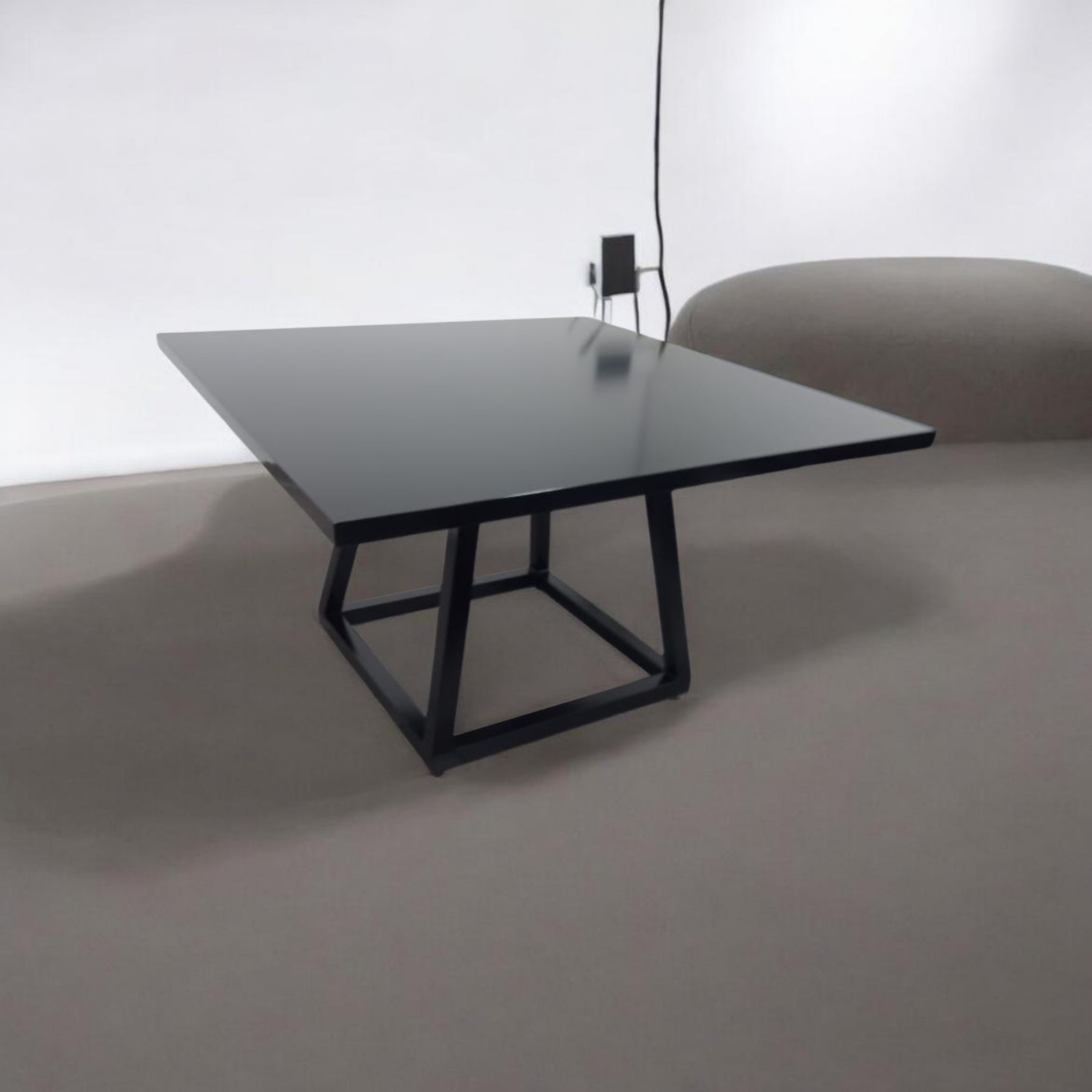 Mesa Pirámide Invertida ángulo