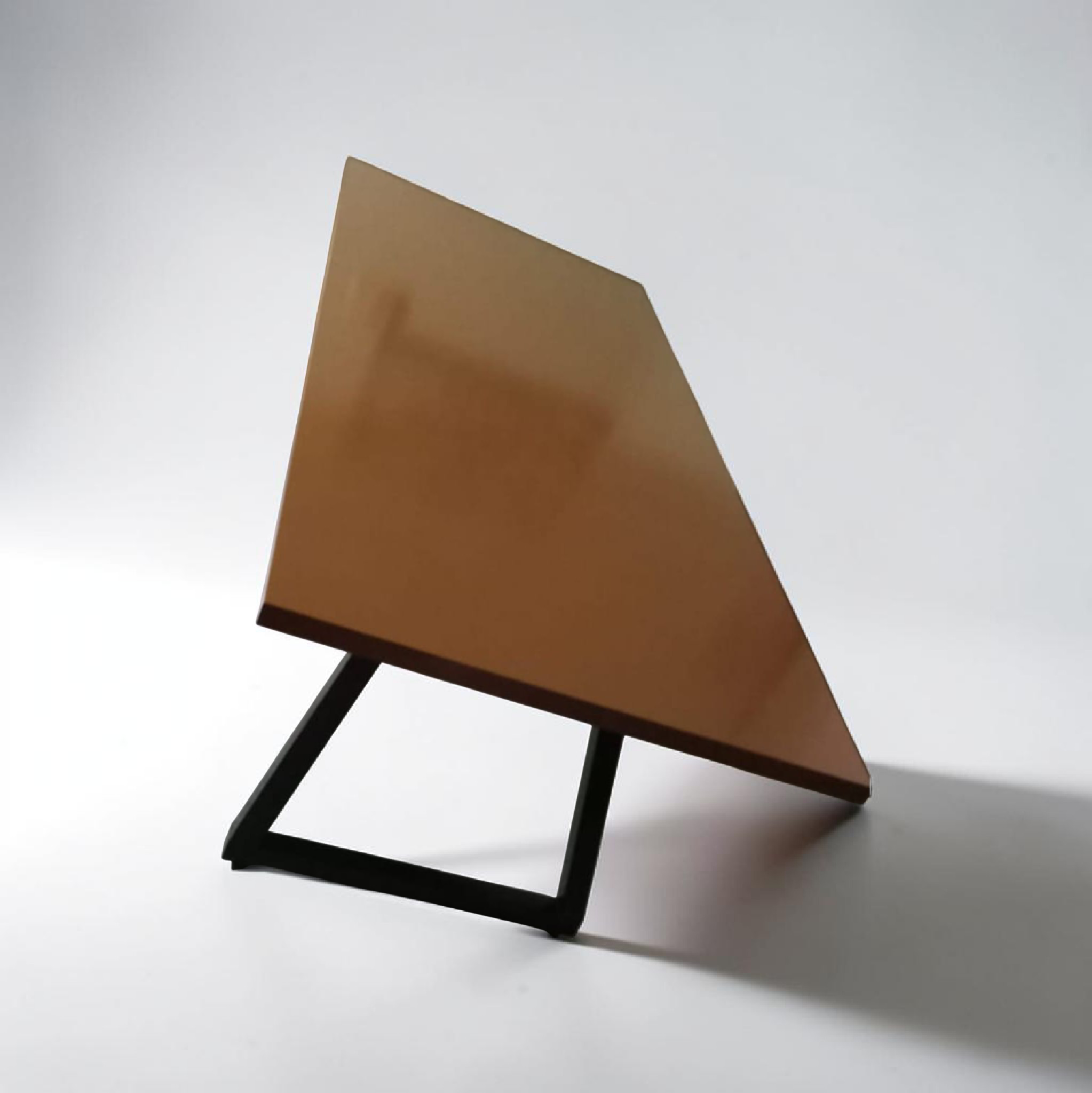 Mesa Pirámide Invertida AHRAM 02