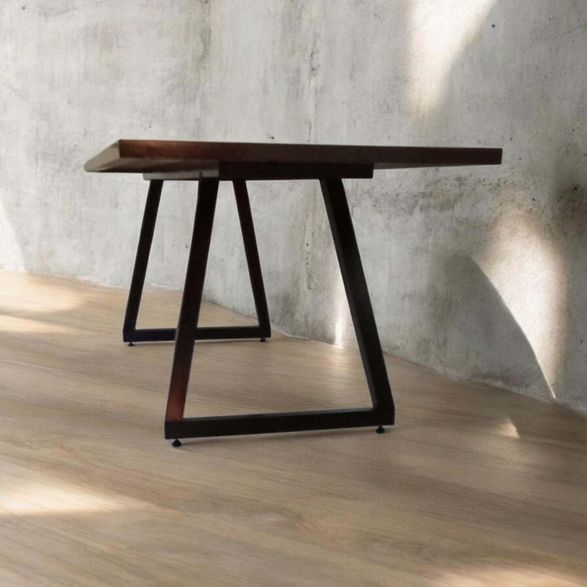 Mesa Pirámide Invertida detalle